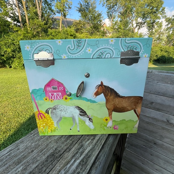 Jewel keeper girl musical storage box. - Picture 4 of 11